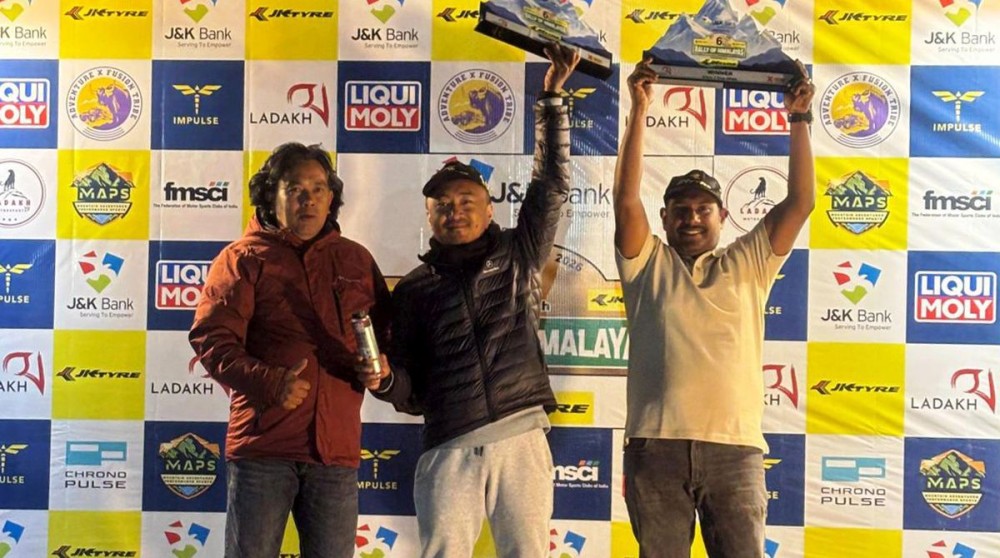 Kevin Puro (center) proudly holds his trophy after securing first position in Class 7 (Thar Open Category) at the 6th JK Tyre Rally of the Himalayas 2026, held across Ladakh.